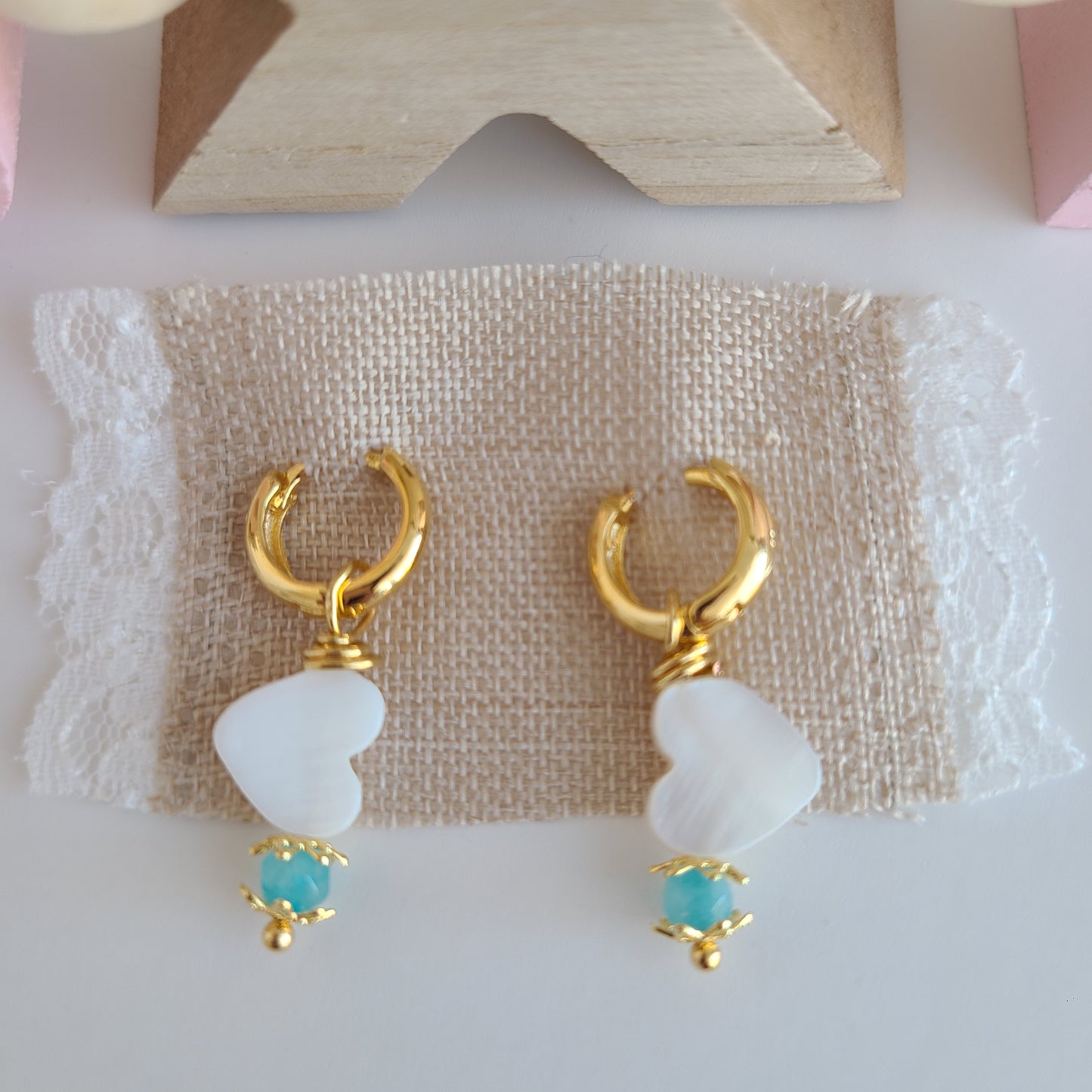 Boucles d'oreilles coeur en nacre et cristal bleu