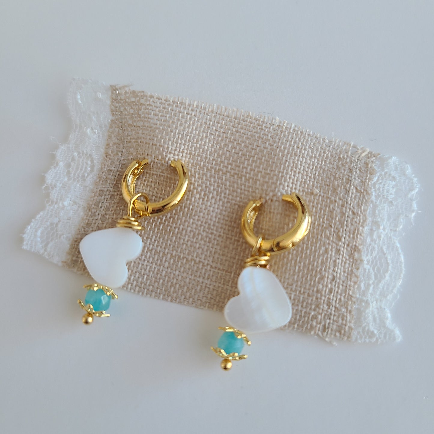 Boucles d'oreilles coeur en nacre et cristal bleu