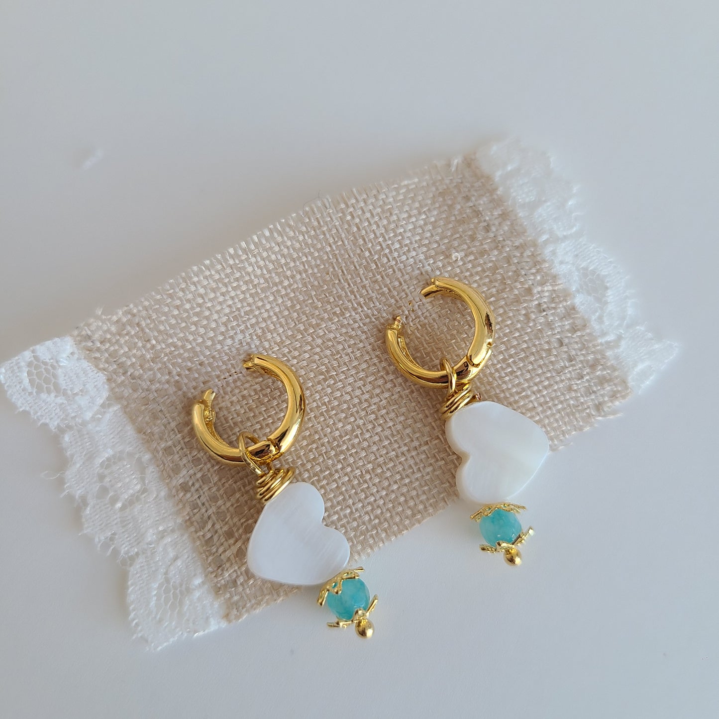 Boucles d'oreilles coeur en nacre et cristal bleu