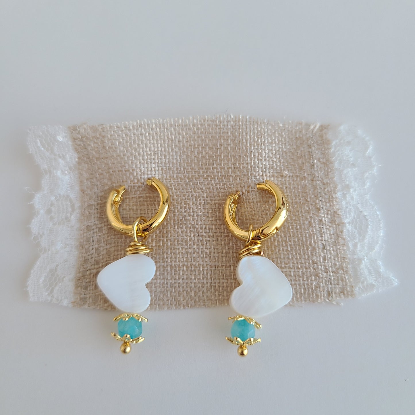 Boucles d'oreilles coeur en nacre et cristal bleu