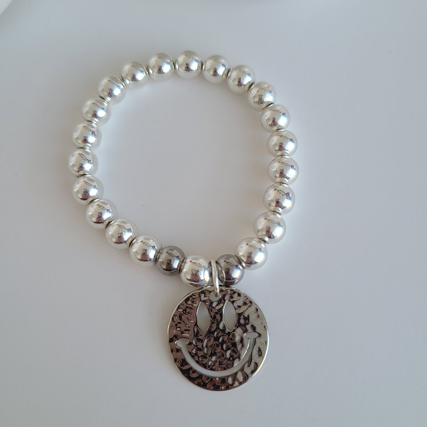 Bracelet en argent avec visage heureux