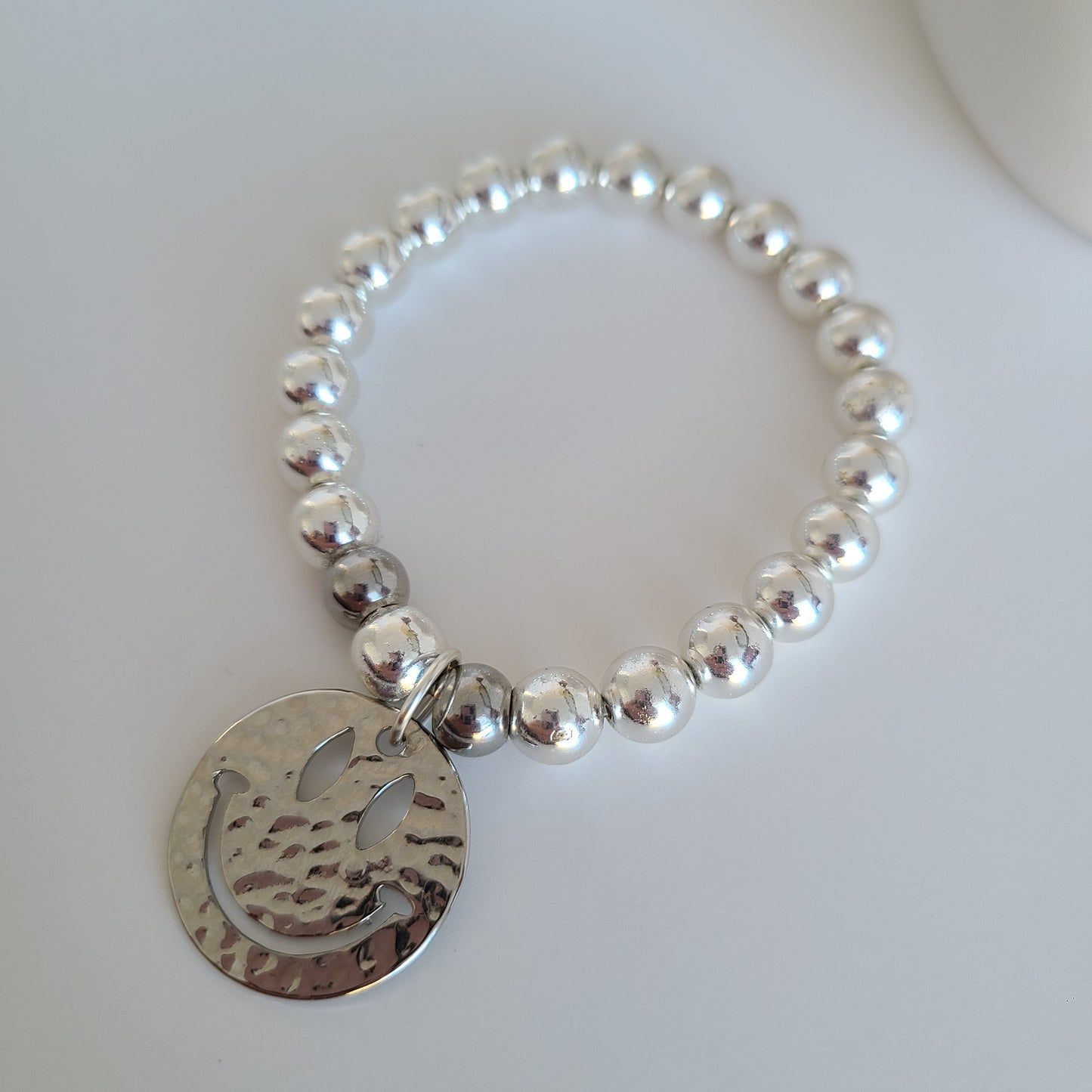 Bracelet en argent avec visage heureux