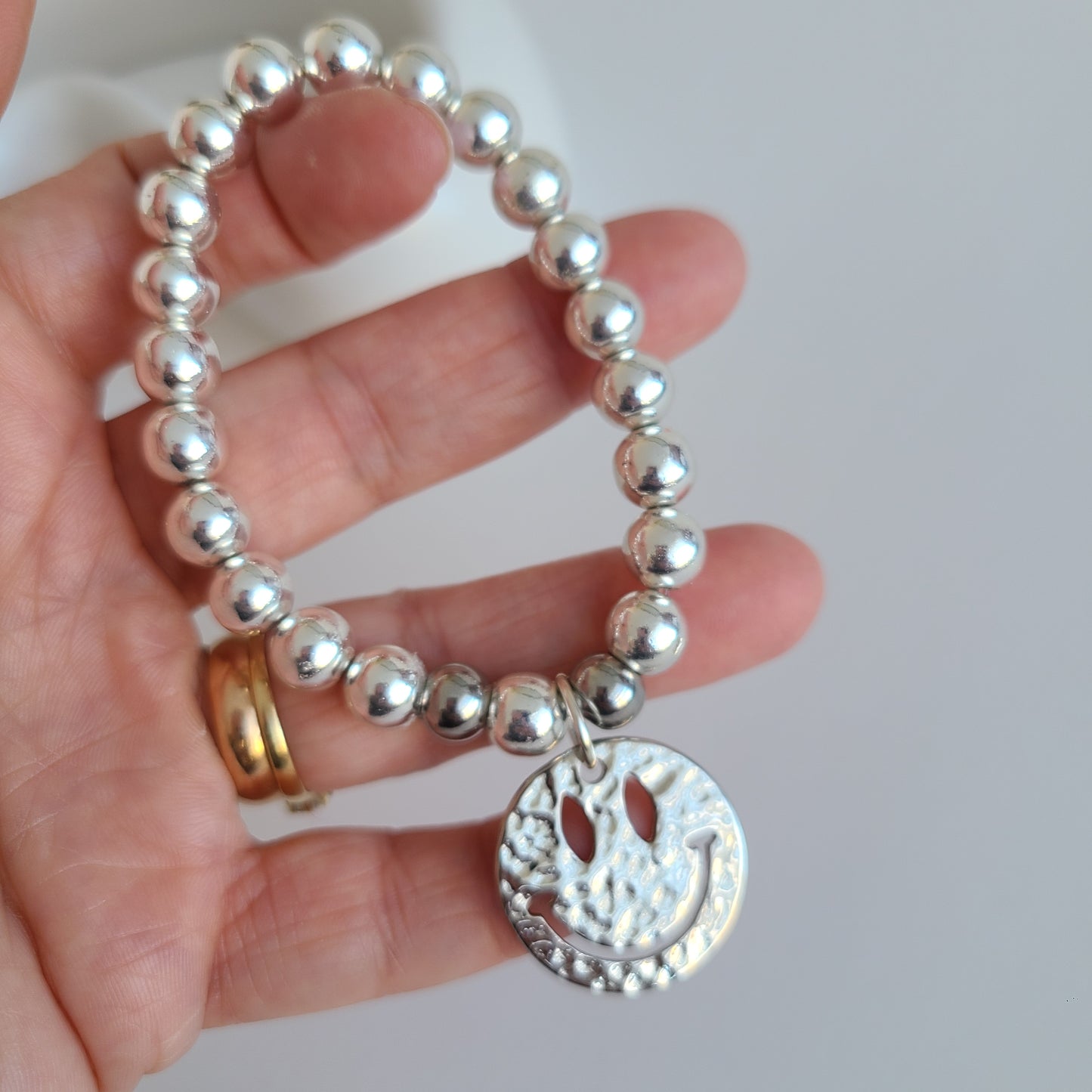 Bracelet en argent avec visage heureux