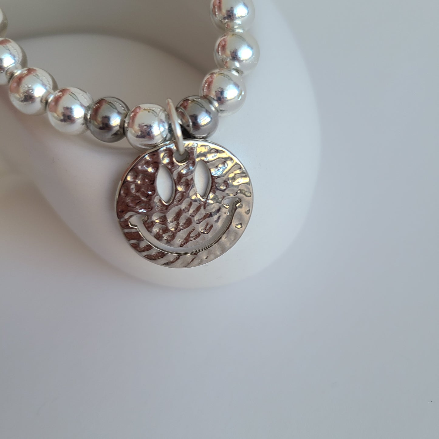 Bracelet en argent avec visage heureux